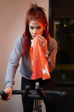 Athlete using NVR5TOP Gym Towel during workout – absorbent, fast-drying towel in action